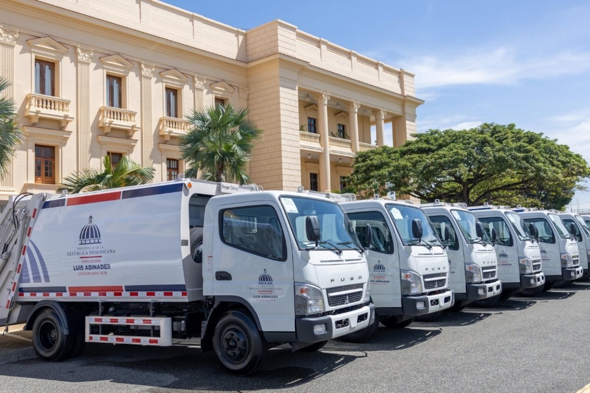 Gobierno entrega 50 camiones compactadores a municipios