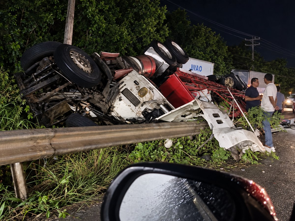 Camión cargado de arroz se vuelca en la autopista Joaquín Balaguer
