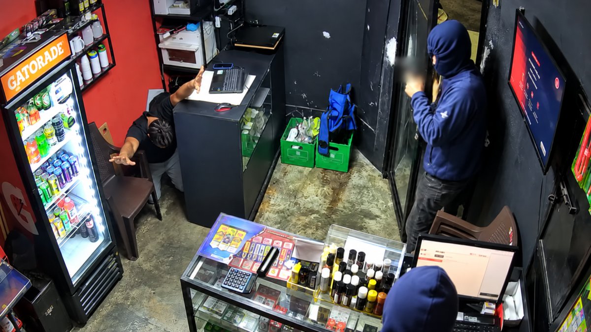 Policía identifica y busca a dos encapuchados se llevan unos RD$60 mil de negocio en SFM