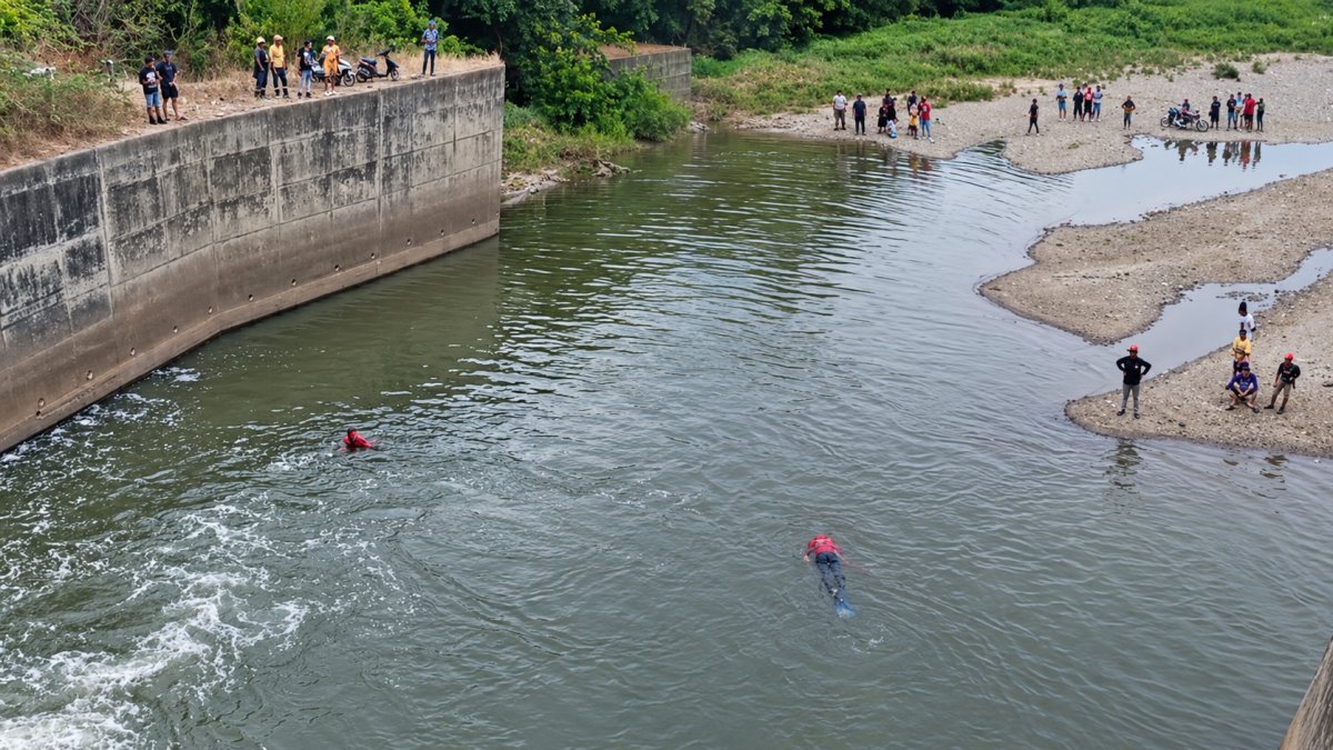 Buscan a niño que habría caído a canal de riego en Santiago