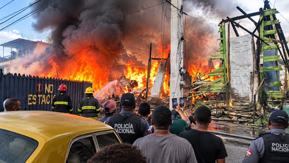 Cinco viviendas quedan reducidas a cenizas tras incendio en Pueblo Nuevo, Santiago