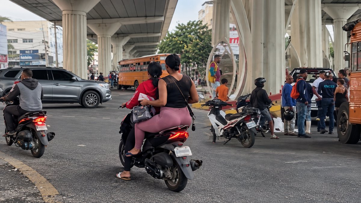 Mujer muere tras choque de motocicleta con autobús estudiantil en Santiago
